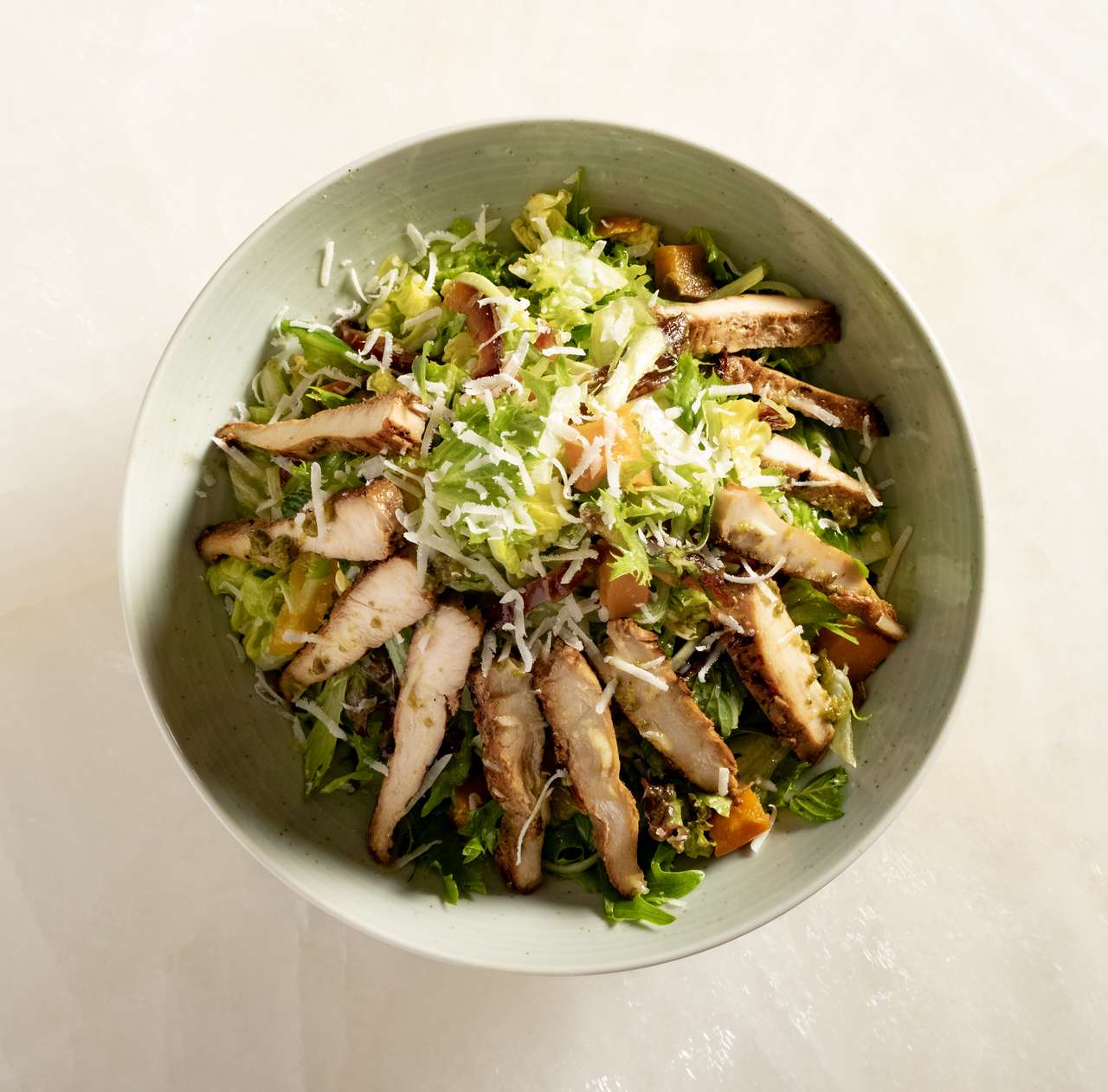 السلطة الخضراء مع الدجاج المشوي