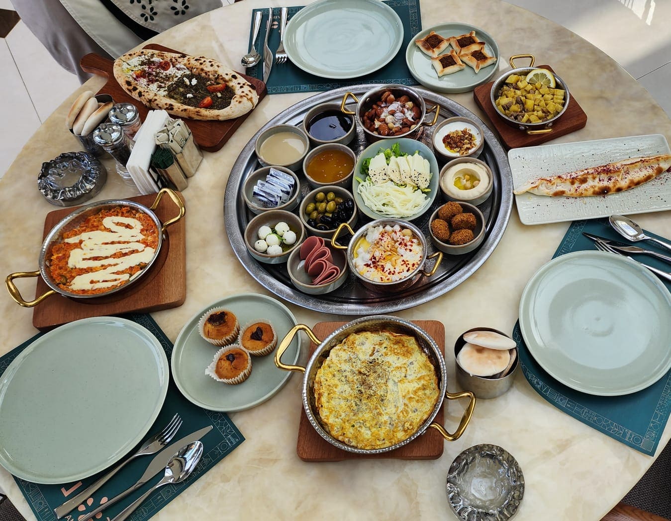 فطور ثلاث أشخاص